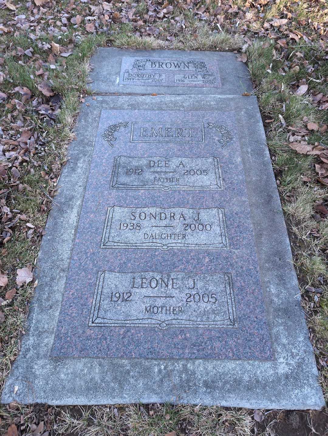 Leone J. Emert's grave. Photo 3