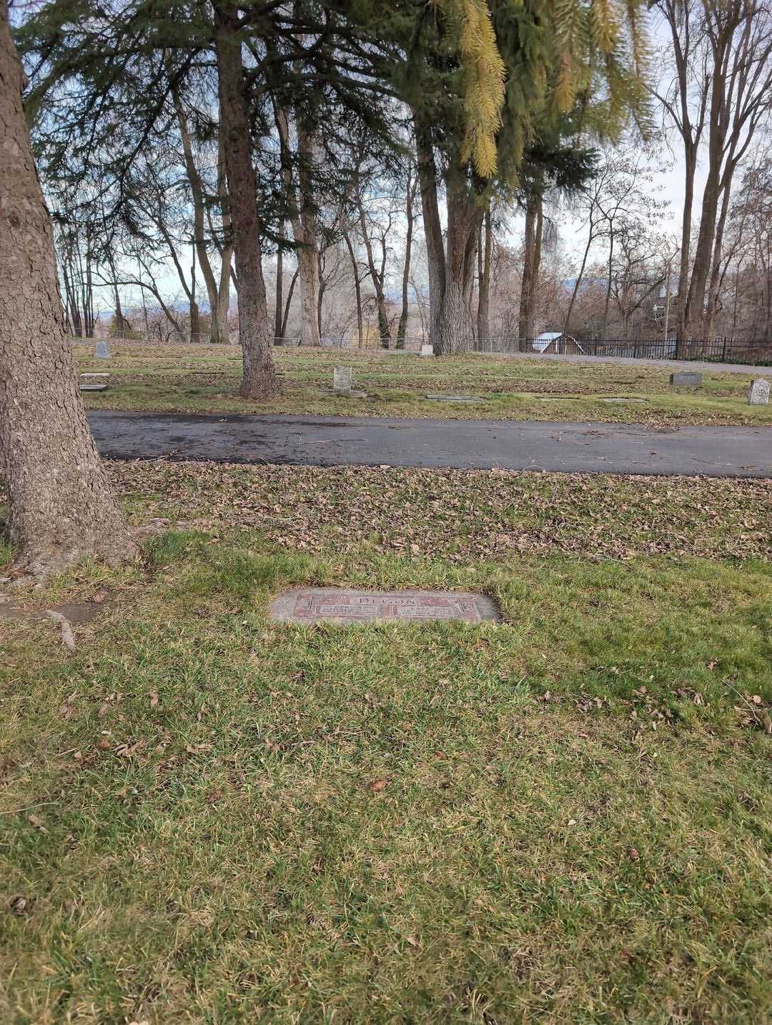 Opal V. DeGon's grave. Photo 2