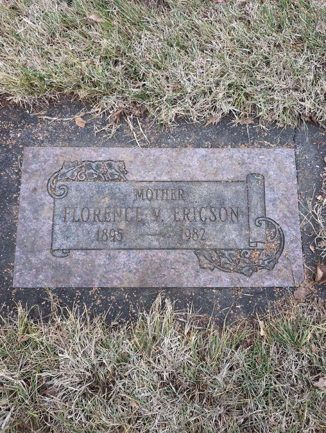 Hazel Enid Lund's grave. Photo 1