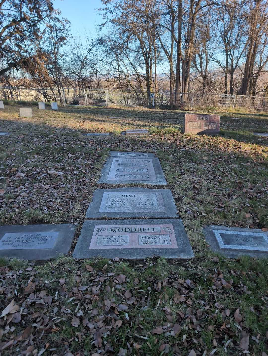 Vernon L. Moddrell's grave. Photo 5