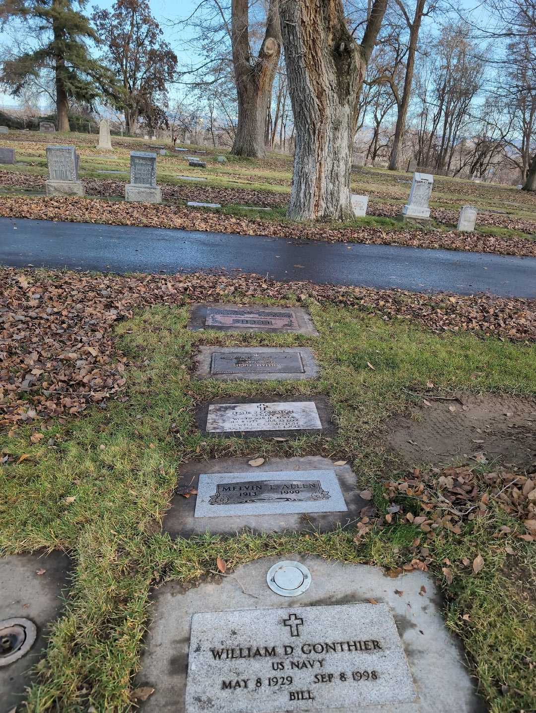 Leslie J. Compston's grave. Photo 2