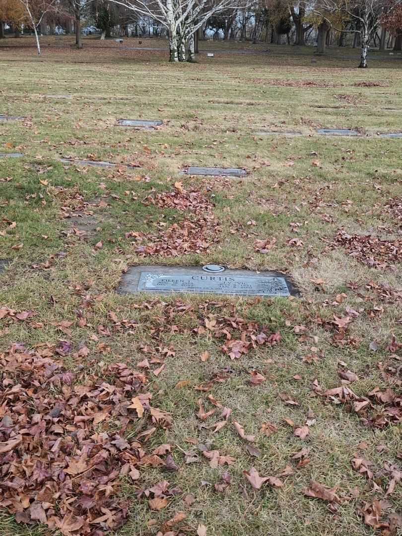 James V. "Vic" Curtis's grave. Photo 2