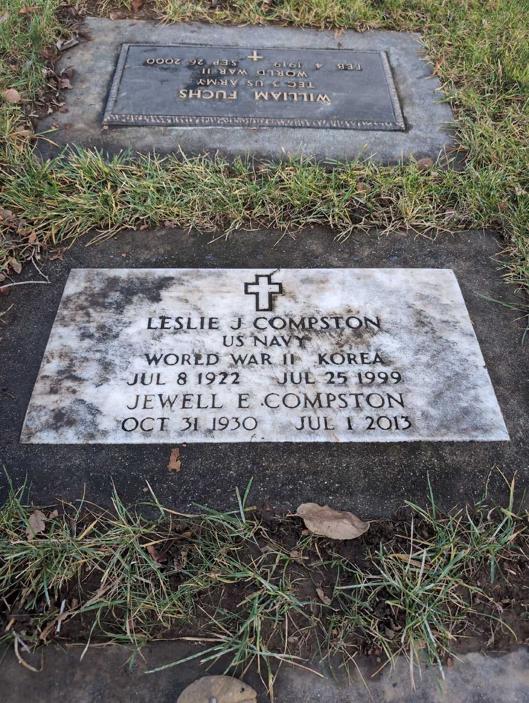 Leslie J. Compston's grave. Photo 3