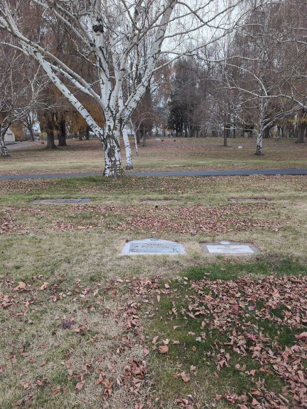 Paul E. Giarde's grave. Photo 2