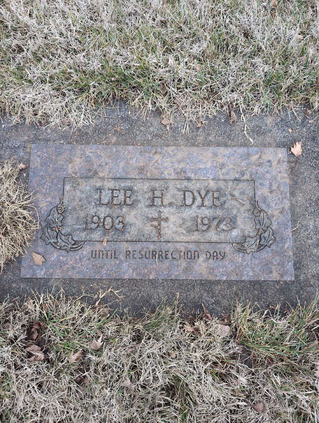 Lee H. Dye's grave. Photo 3