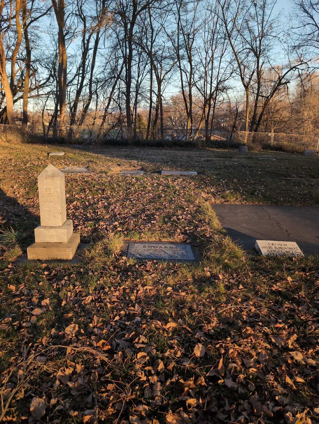 Lillian Edwards's grave. Photo 2