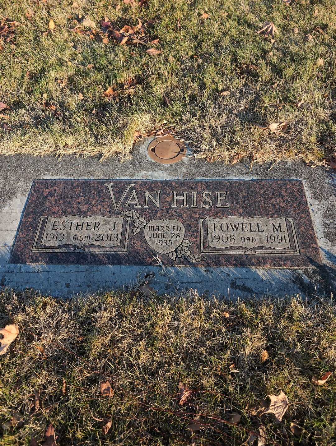Lowell M. Van Hise's grave. Photo 1