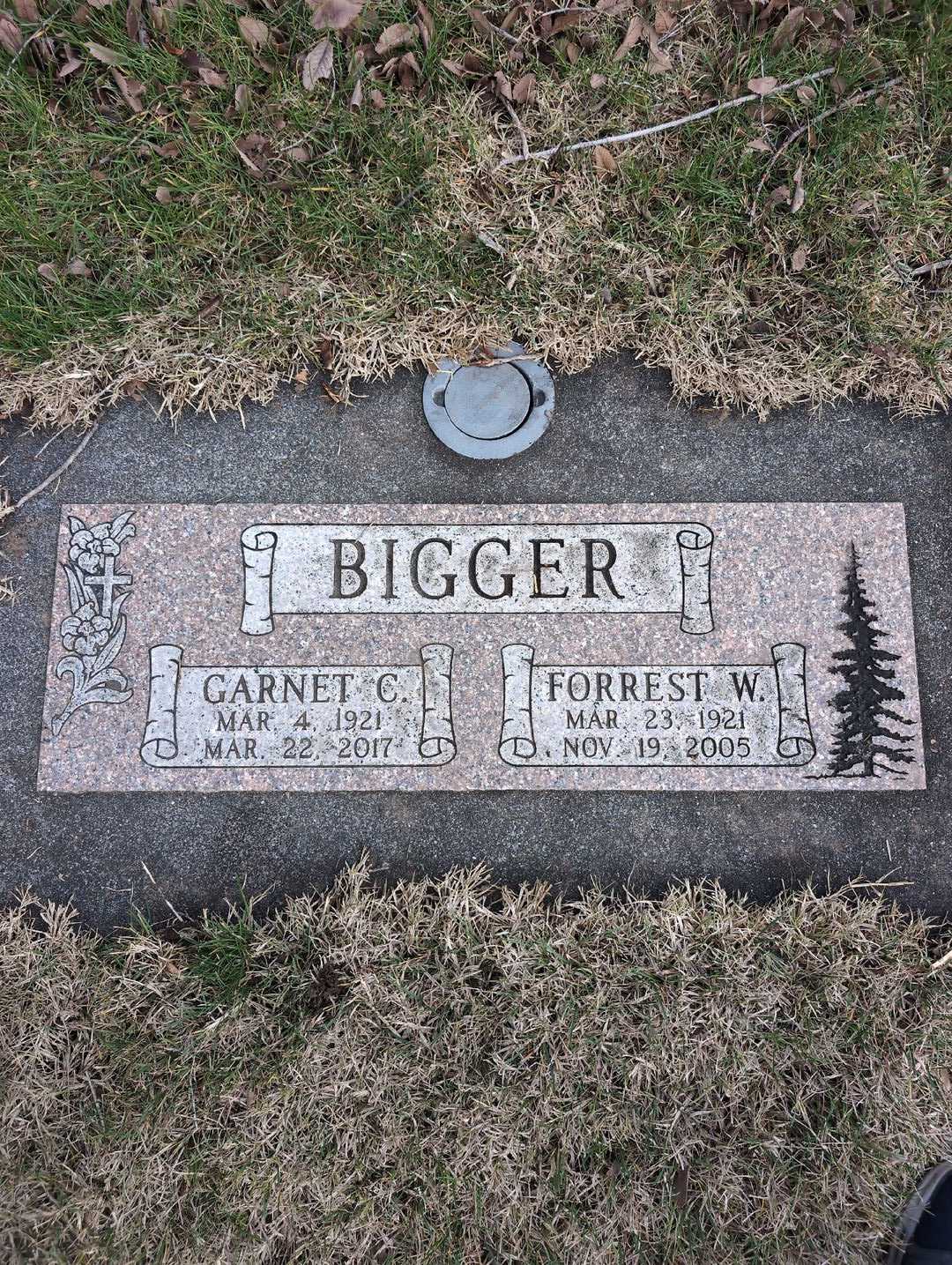 Forrest W. Bigger's grave. Photo 3