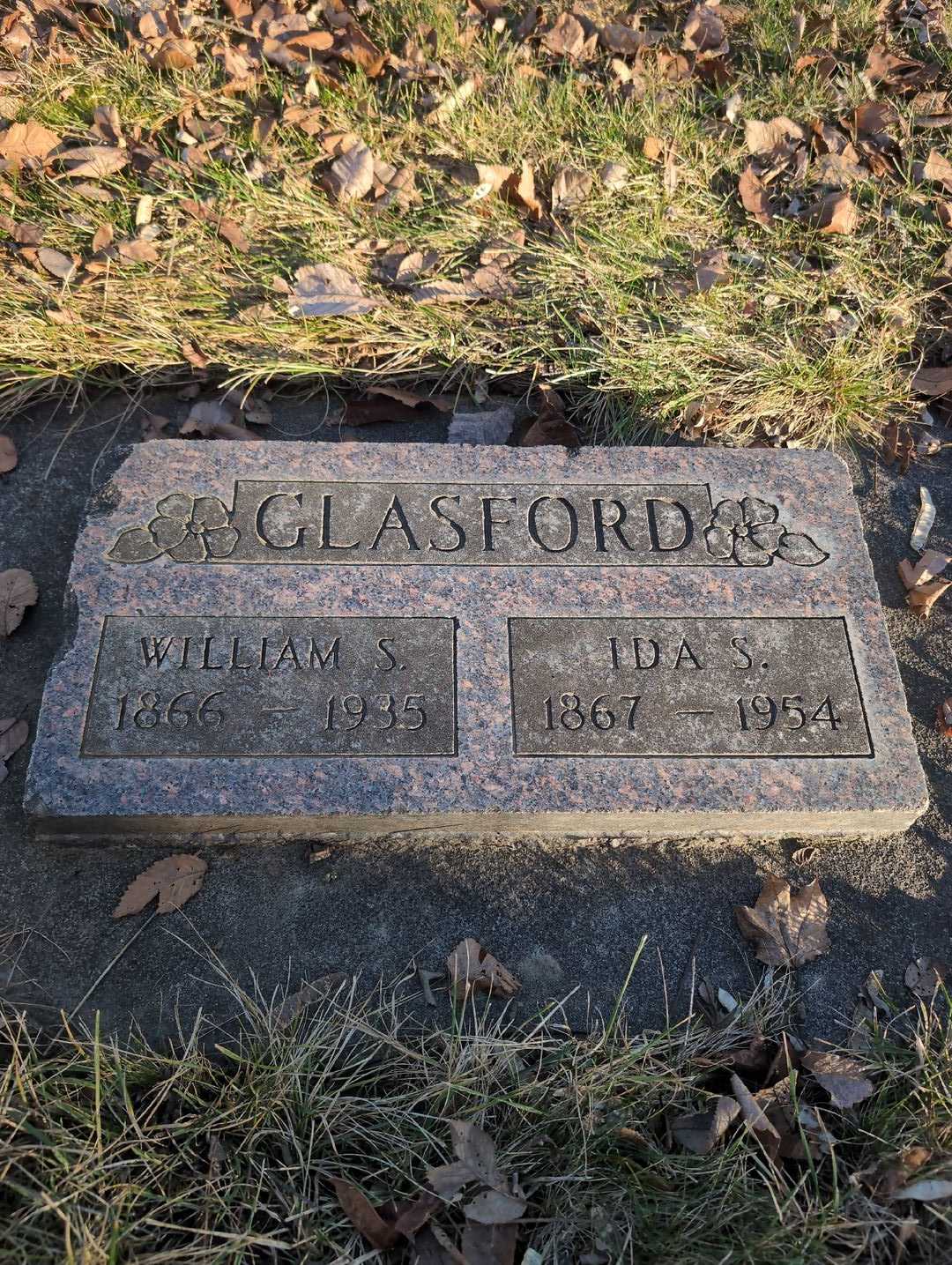 Lester H. Zimmerman's grave. Photo 1