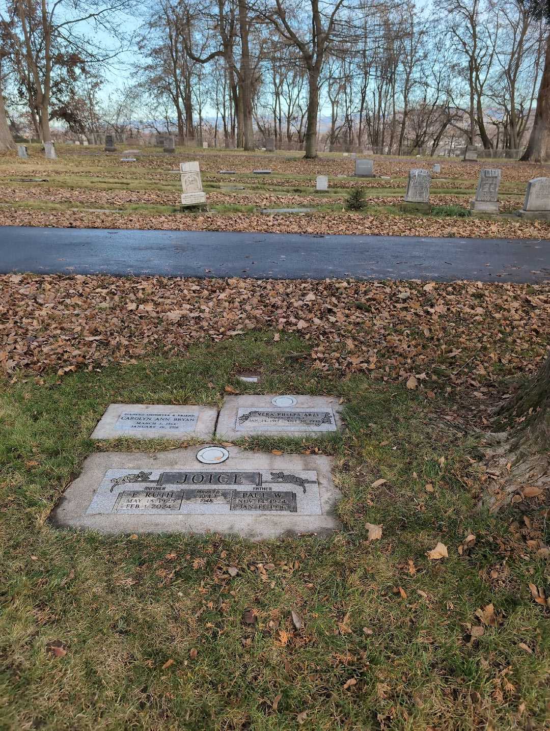Vera Phelps Artz's grave. Photo 4