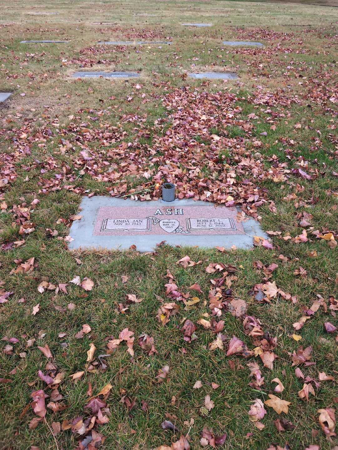 Robert L. Ash's grave. Photo 2