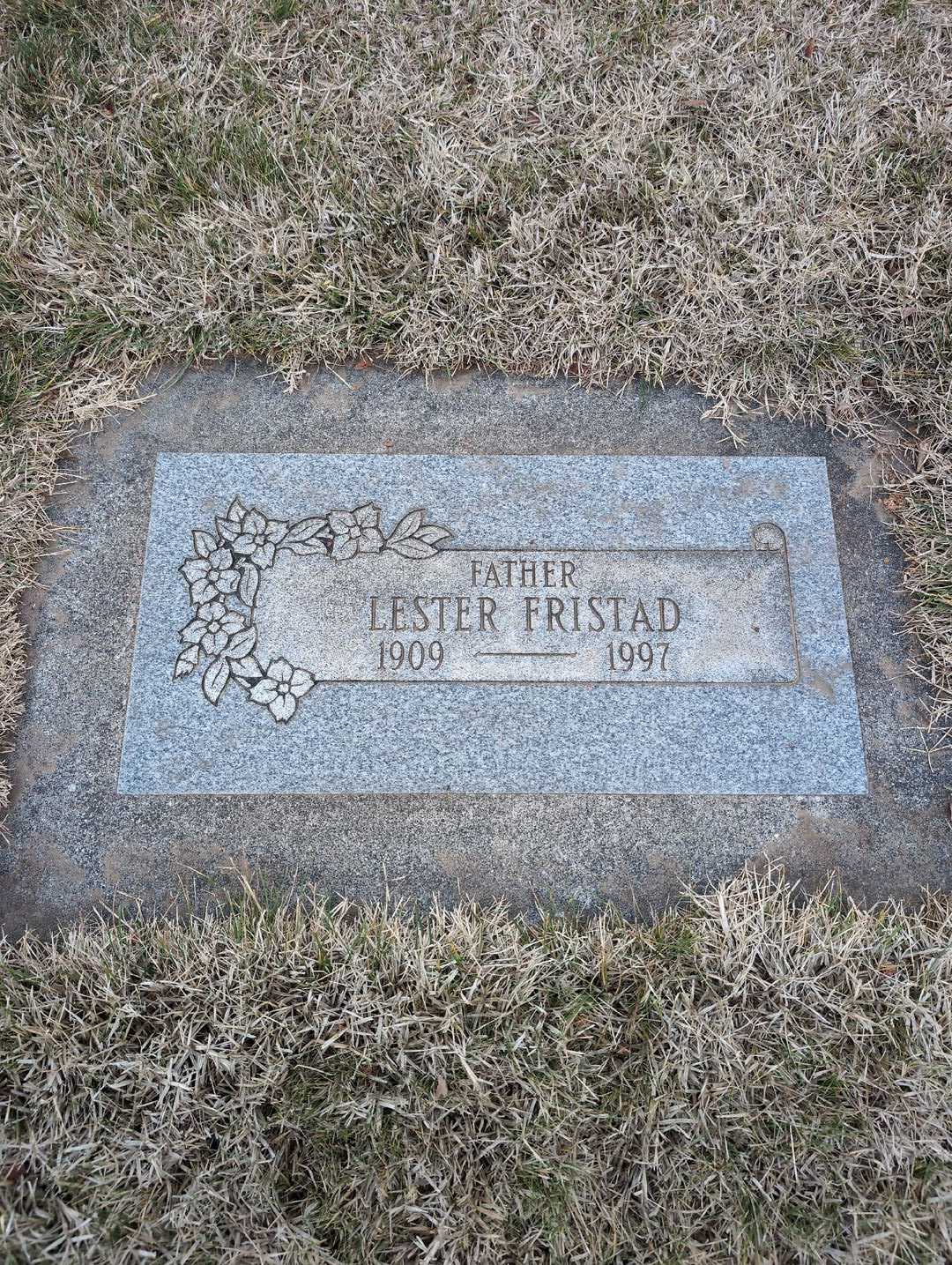 Lester Fristad's grave. Photo 3