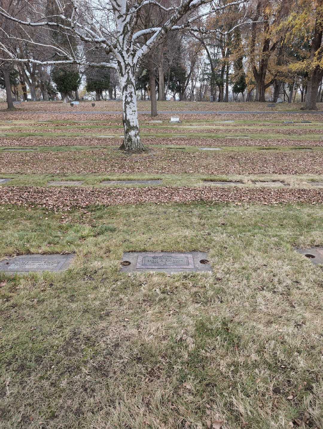 Lulu A. Ralston's grave. Photo 2