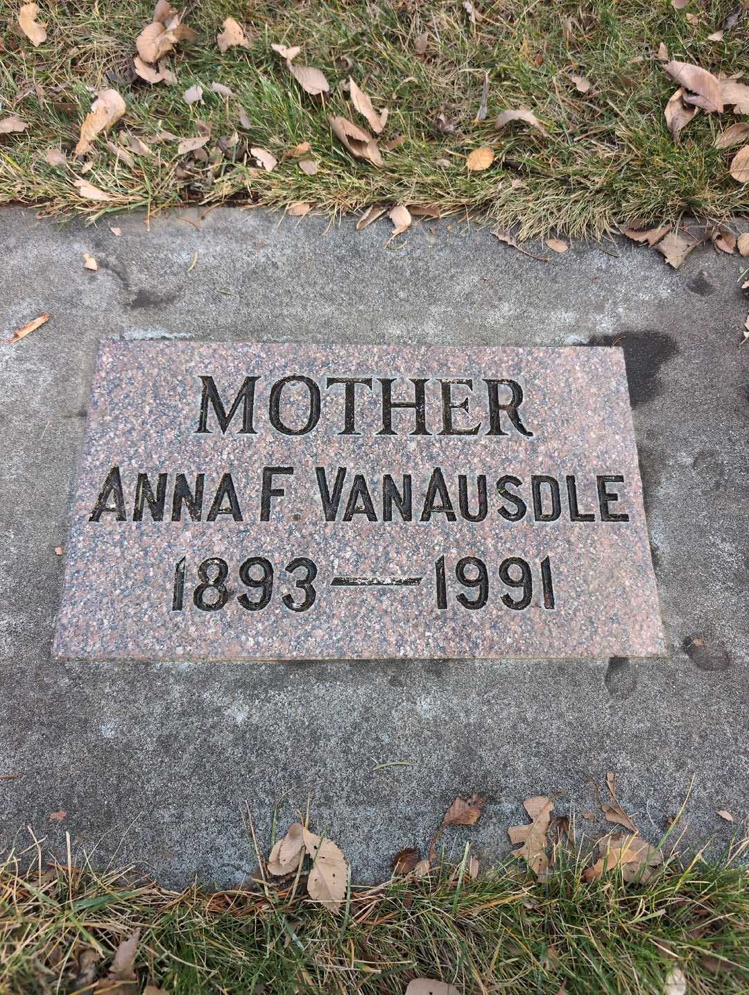 Anna Hainline F. Van Ausdle's grave. Photo 4