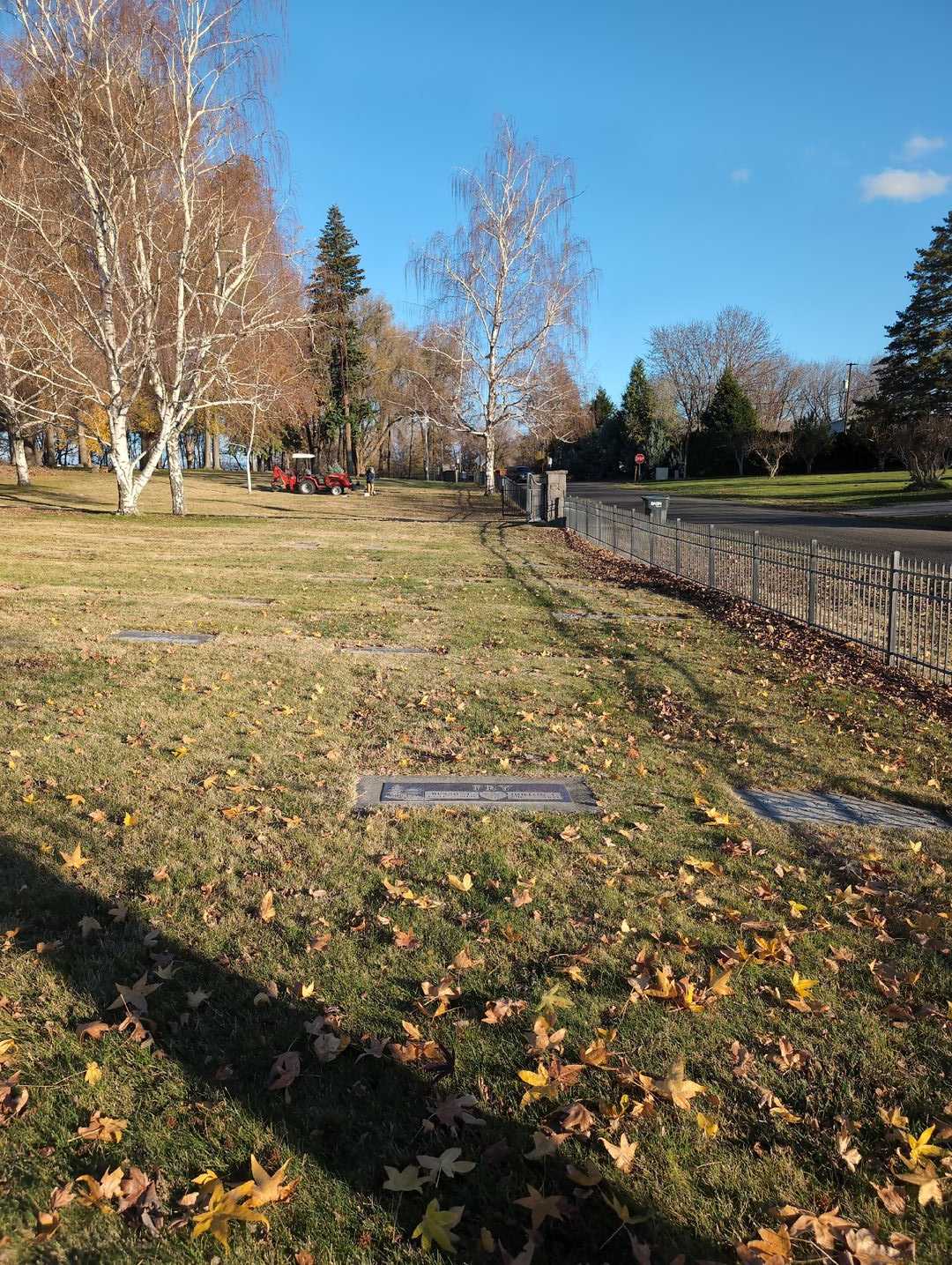 Bessie L. Fry's grave. Photo 2