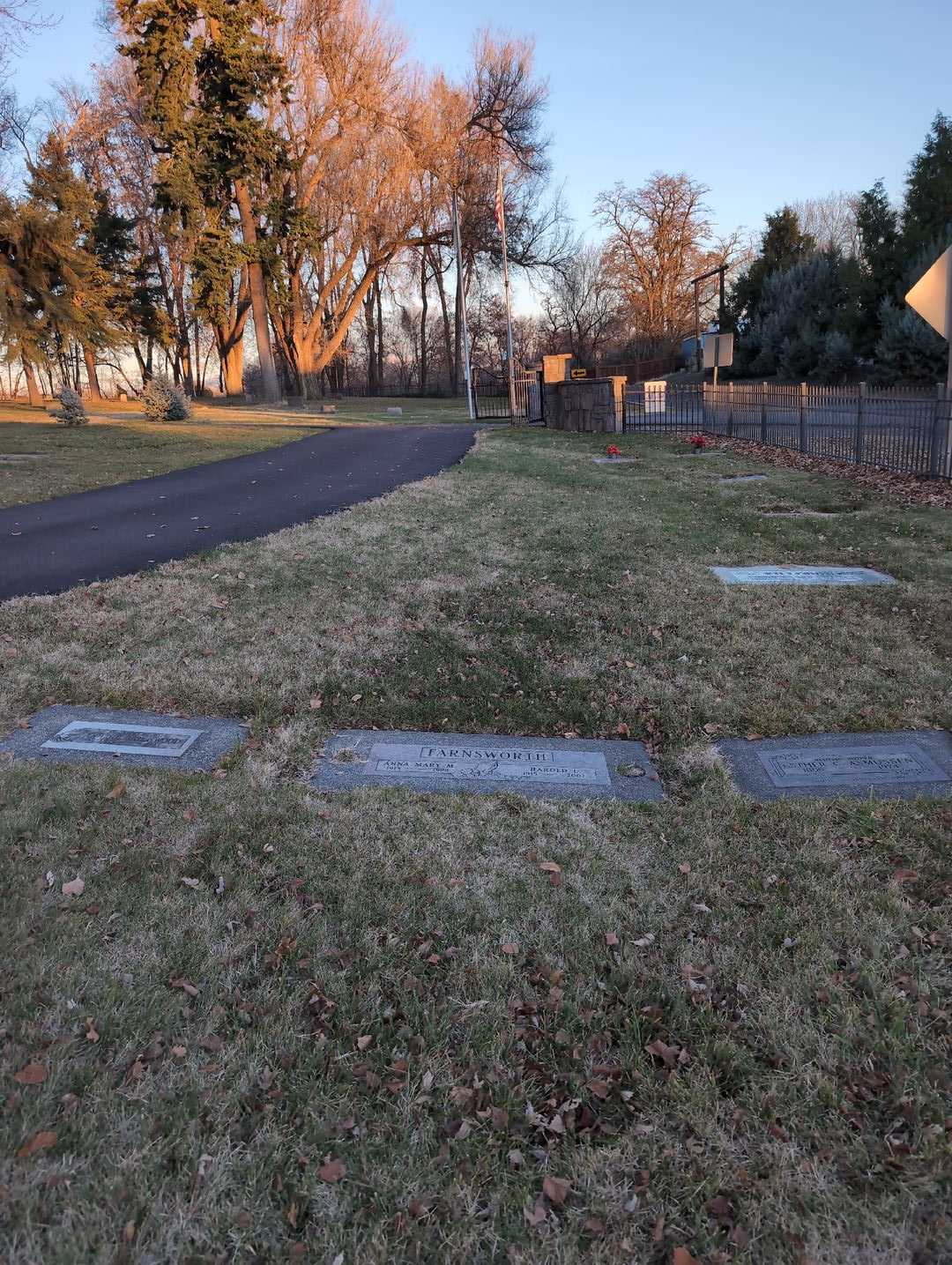 Harold L. Farnsworth's grave. Photo 2