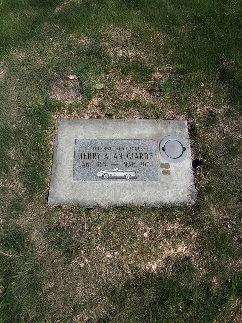 Paul E. Giarde's grave. Photo 4