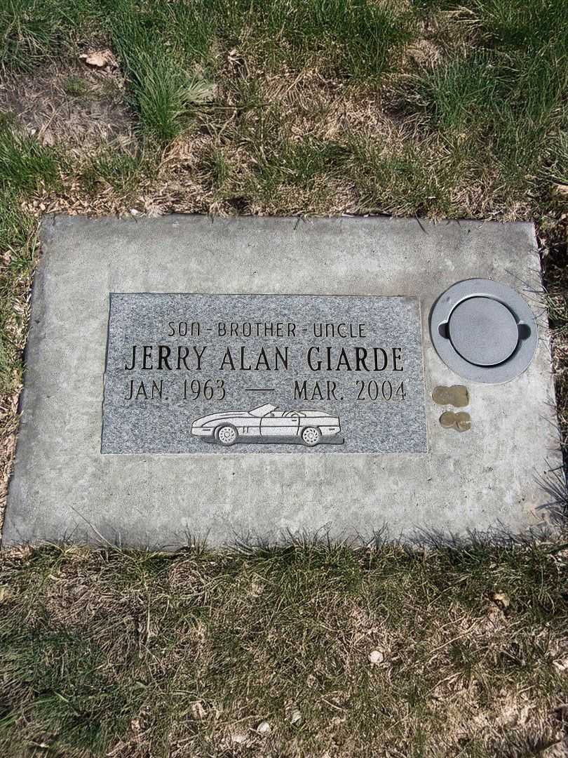 Paul E. Giarde's grave. Photo 5