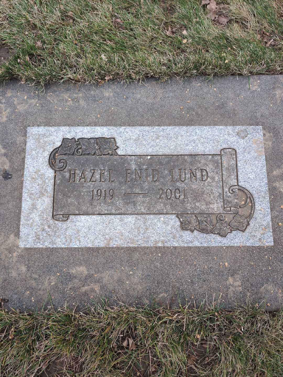 Hazel Enid Lund's grave. Photo 3