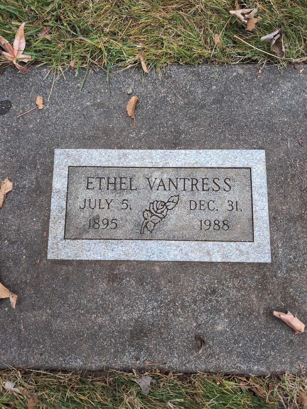 Edgar A. Vantress's grave. Photo 3