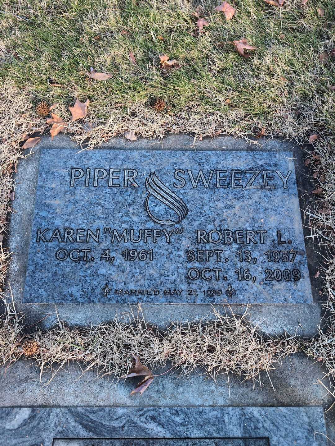 Robert L. Sweezey's grave. Photo 5