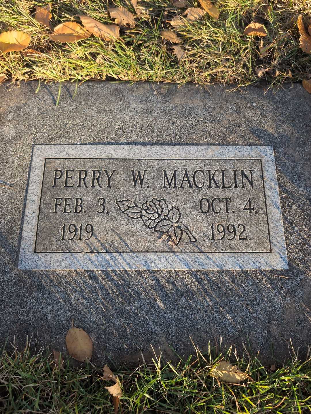 Perry W. Macklin's grave. Photo 3