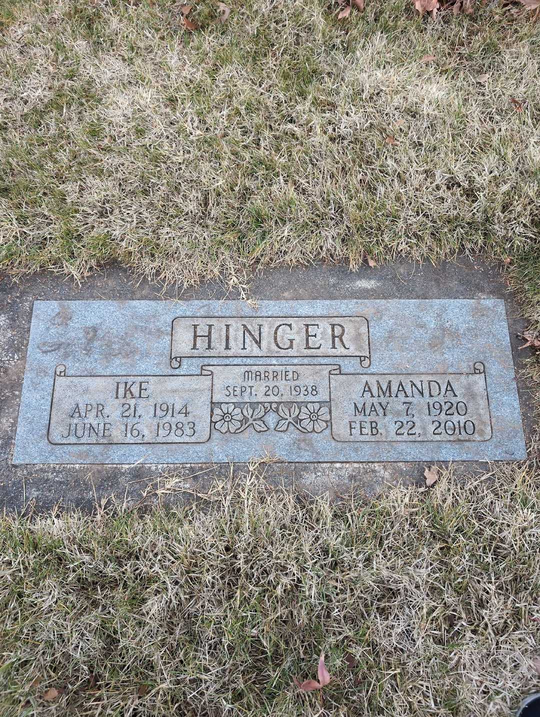 Amanda Hinger's grave. Photo 3
