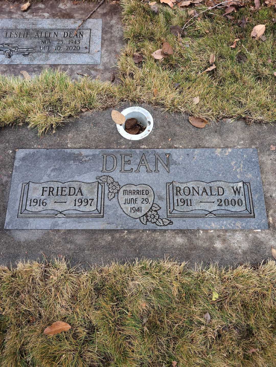 Esther Taylor's grave. Photo 1