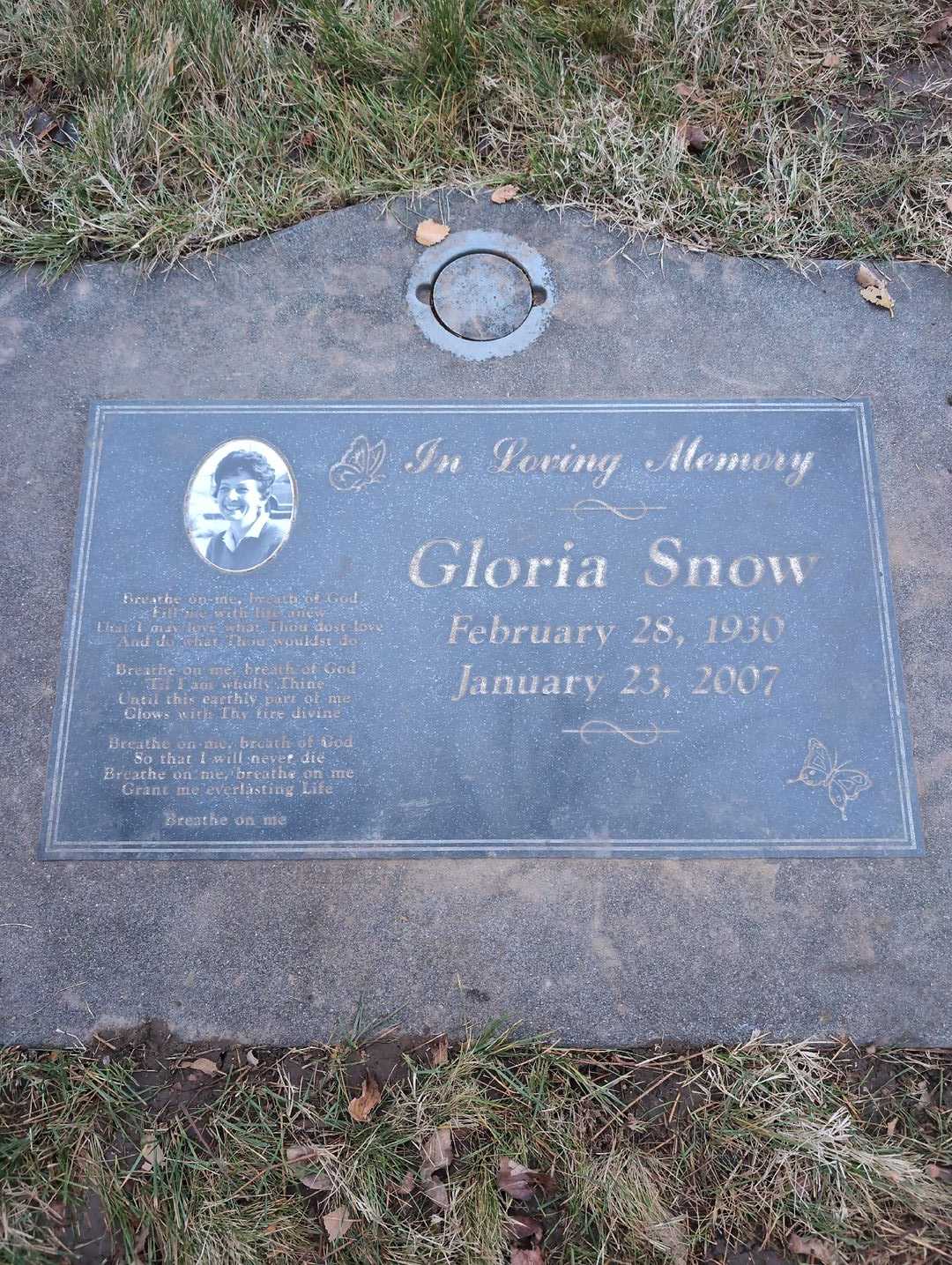 Gloria Snow's grave. Photo 3