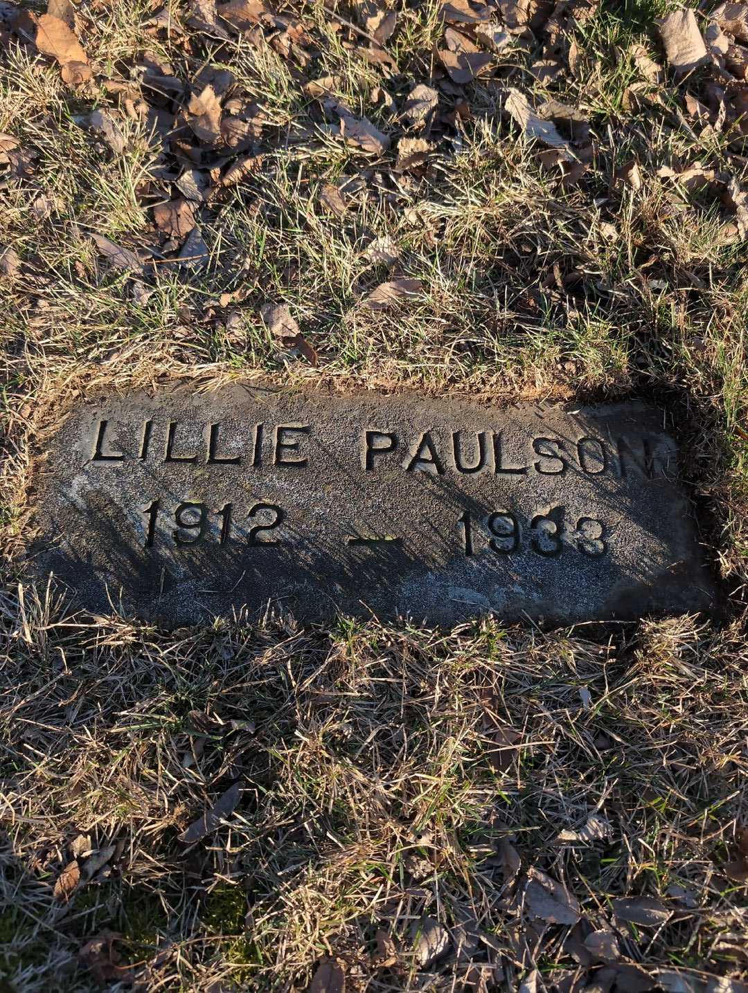 Lillie M. Paulson's grave. Photo 3