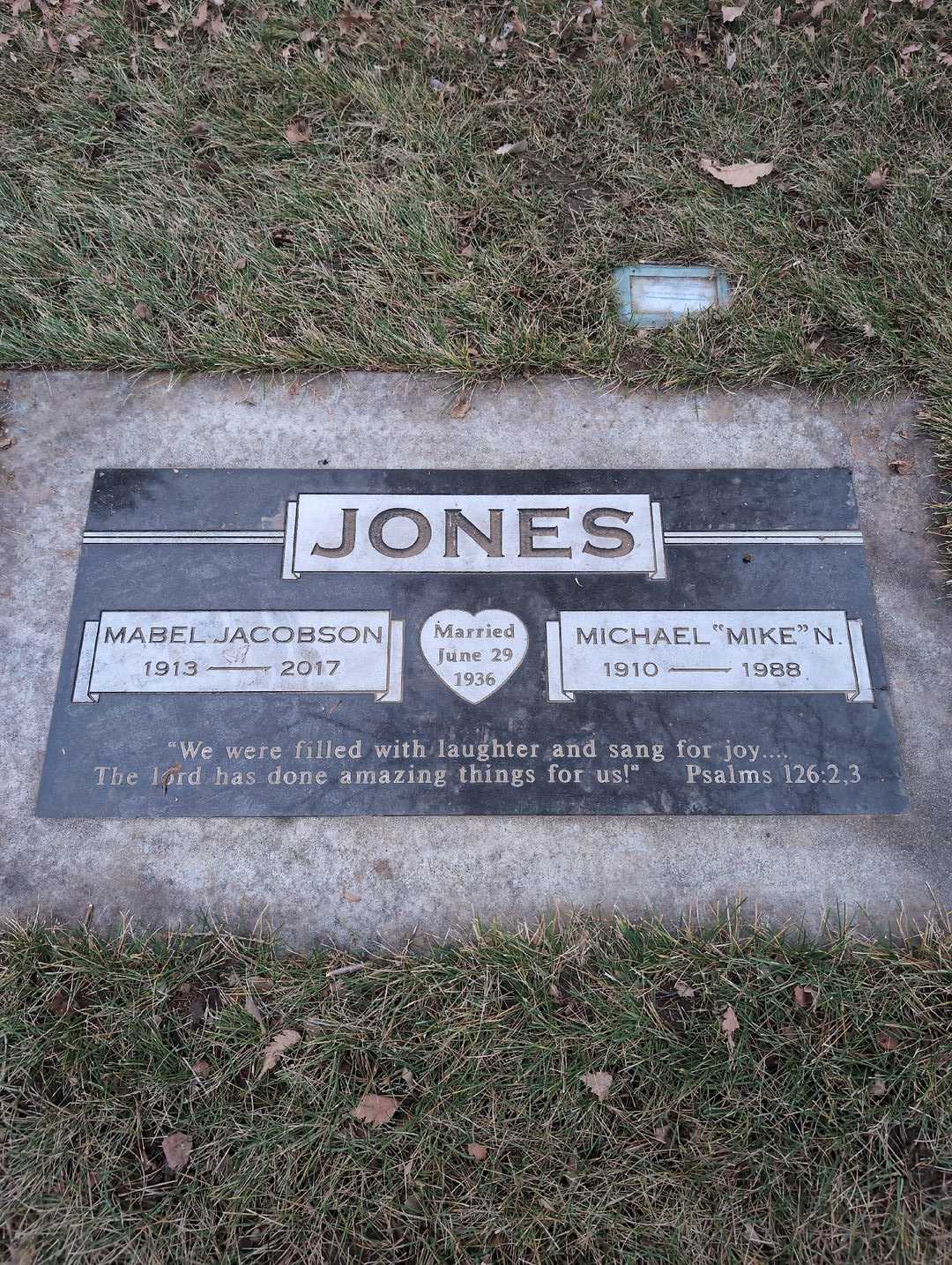 Mabel Jacobson Jones's grave. Photo 3