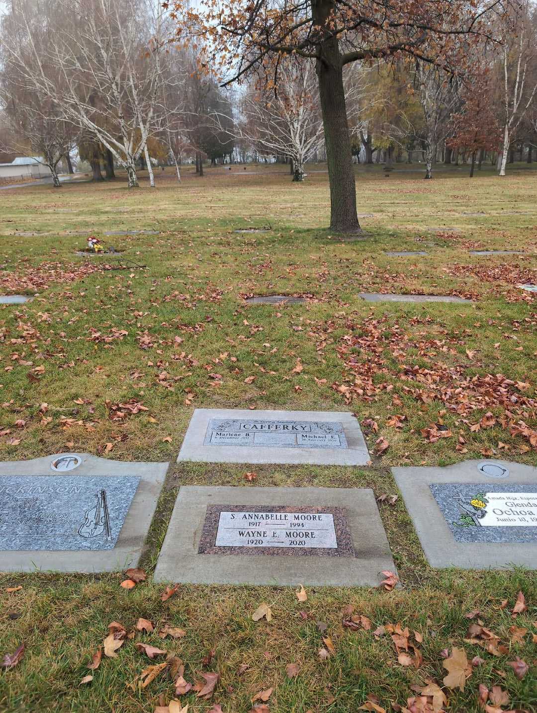 Marlene B. Cafferky's grave. Photo 2