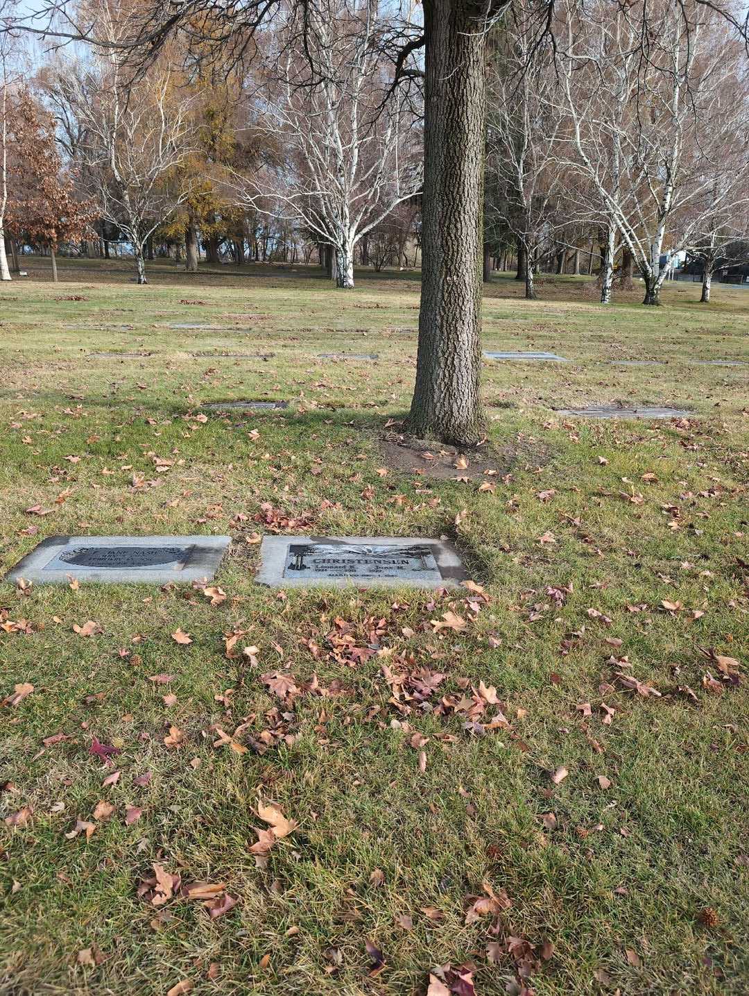 Leonard K. Christensen's grave. Photo 2