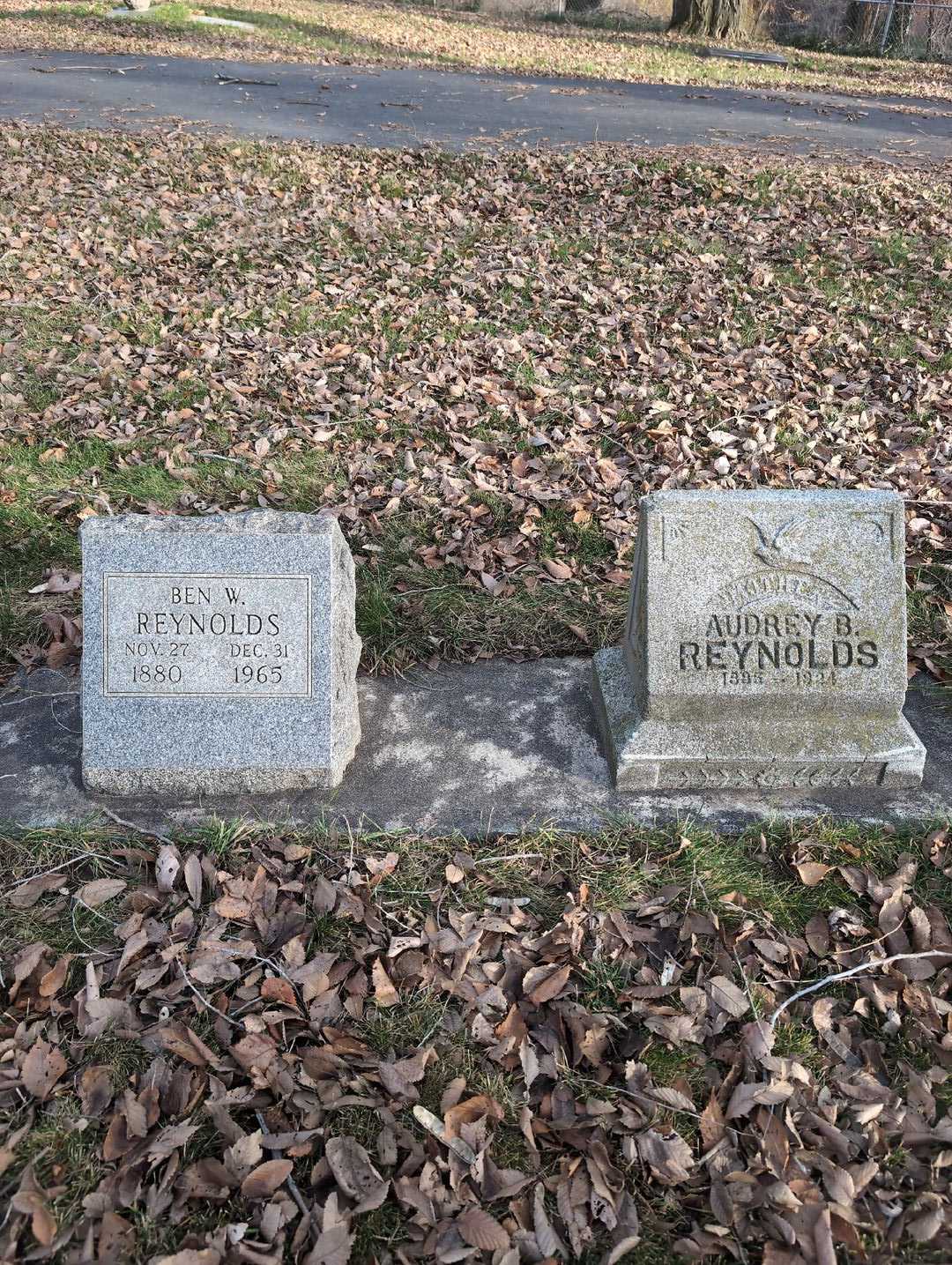 Audrey B. Dennis Reynolds's grave. Photo 3