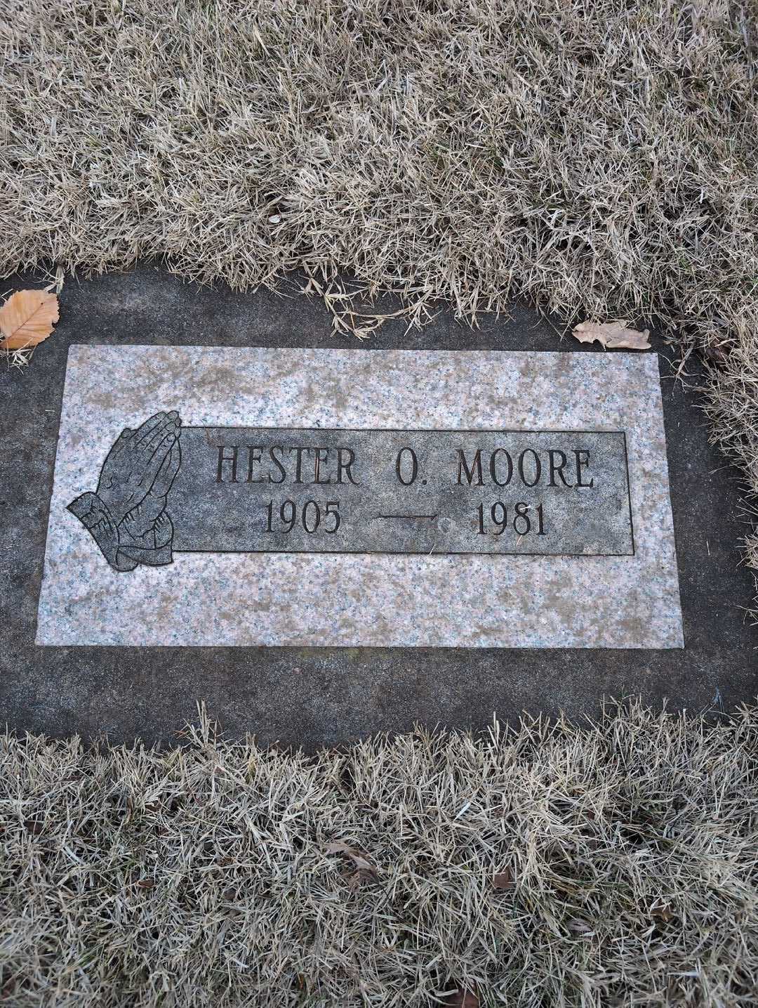 Hester O. Moore's grave. Photo 3